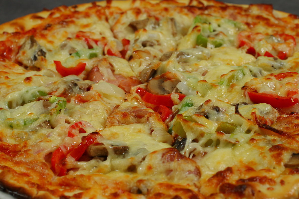 Быстрая простая пицца в духовке. "Пицца". Пицца домашняя. Пицца на скорую руку. Быстрая вкусная пицца.