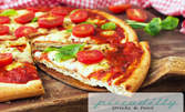 Пица Аморе с доматен сос, луканка, кашкавал, топено сирене и кисели краставички