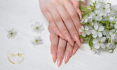 За стилен маникюр: Укрепване на естествени нокти, ноктопластика или поддръжка с акригел и гел, плюс лакиране с гел лак и 2 декорации