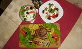 Пикантна или Гръцка салата, плюс мераклийска дъска с пилешка пържола от бутче или свински ребърца