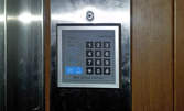 Система за безконтактен контрол на ползване на асансьора, с монтаж