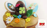 Великденски козунак с глазура, декориран с шоколадово яйце и 3 бисквити с тематичен принт