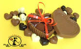 Кошница с ръчно изработени сладки - мъфини, курабийки, шоколадови сърца, трюфели и шоколадова кутия