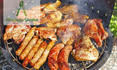 1.5кг плато! Ущипци, сръбска наденица, телешки суджук, свинска и пилешка пържола, печени картофи и лютеница