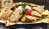 2кг плато с пилешки филенца, BBQ крилца, билкови картофи, пърленка и чеснов сос