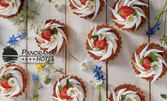 За сладък празник: 12 броя маслени тарталети с фин ягодов крем и цвете от меренг
