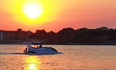 1 час разходка с яхта по залез слънце около Стария Несебър и Слънчев бряг, плюс напитки и дегустация на миди