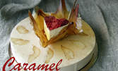Сърце от крем ванилия, с коктейл от ягоди и малини, поднесено върху торта Карамел о‘Поар, само за 16 лв