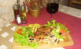 Градинарска салата, плюс мераклийска дъска с месце по избор и гарнитура зеленчуци на барбекю