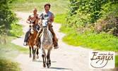 Приключение за двама! 1 час конен преход с водач из красивите местности край Хисаря