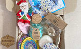 Подаръчна кутия със 7 артикула: сапун, подложки за чаши, ароматна свещ, фигурка на Дядо Коледа, играчки за елха, картичка и късметче с канела