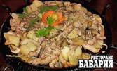 700гр касапски сач за двама - свинско месце, бекон, гъбки, кисели краставички и картофки
