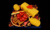 Подаръчен комплект по избор със свещи от пчелен восък и декорация
