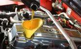 Смяна на масло и маслен филтър на автомобил с двигателно масло Castrol или Total