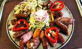 1220гр плато за компанията - свинска вешалица, сръбска наденица, ущипци, кебапчета и салати
