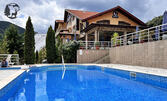 Есенно-зимна почивка във Велинград: нощувка със закуска и вечеря, плюс басейн с топла минерална вода и паркинг