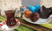 Чаша турски чай или традиционно турско кафе, плюс 2 броя мъфини