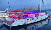 Панорамен круиз с яхта край Варна, плюс обяд на блок маса