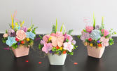 Красив и оригинален подарък: Декоративна кошничка с ароматизирани керамични цветя