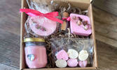 Подаръчна кутия: 2 соеви свещи Pink с флорален и плодов аромат, безсулфатен сапун с козе мляко, кибрит и соеви блокчета