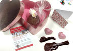 Шоколадов комплект "Любов и музика" в елегантна кутия сърце, плюс картичка