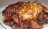 1500гр плато! Грилована свинска вратна пържола, пилешки крилца със сос барбекю и пържени картофки