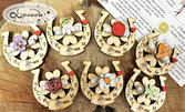 За най-прекрасните дами: Комплект от 2 броя дървени магнити с формата на подкова, декорирани с цветенце по избор и осмомартенско пожелание