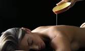 Релаксиращ масаж на гръб със свещ от ароматни масла