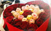Луксозна картонена кутия с естествени червени рози и бонбони Ferrero Rocher