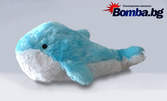 Светещ плюшен делфин - новата любима играчка на малчугана