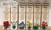Подарък за четящите дами: Дървен книгоразделител с цветя и лично послание