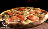 Голяма домашно приготвена пица на дървени въглища и сос, по избор, плюс Coca-Cola кен