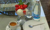 Кафе Davidoff, минерална вода и бял сладолед с ягоди