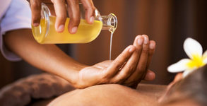 Подхранващ масаж на гръб с масло от арган и маслини
