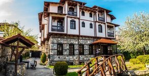 Енчевите странноприемници***