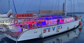Ветроходна яхта Девика