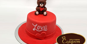 За Свети Валентин: Мини торта за двама с белгийски шоколад, надпис Love и мече