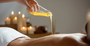 Лечебен масаж на гръб с чист пчелен мед