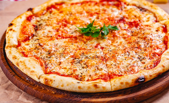 Хапни на място: Салата и средна пица по избор, от Пицария Ragazzi