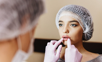 За естествено подчертаване на устните: Поставяне на хиалуронов филър Aprilaire, от Дентален кабинет - д-р Иванова