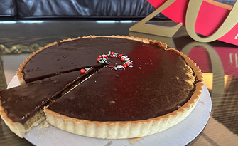 Поръчайте специално приготвена торта за вашия празник: Тарт Дубайски шоколад с коледни мотиви или Еклеров тарт, от Хотел Панорама