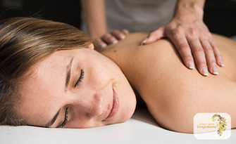 Дълбокотъканен лечебен масаж на гръб, врат и ръце за жени, плюс обработване на тригерни точки, ароматерапия по желание и напитка по избор, от Център за красота Божествена