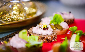 За празнично настроение: Кетъринг сет "Коледна Наслада" с 200 броя двойни солени хапки, от Mrs. Pancake