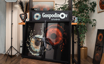 Подари красотата в един поглед: Iris Art - професионално макро фотозаснемане на ирис на око, плюс дизайн с ефект и поставяне в рамка в цвят по избор, от Господинов Студио