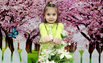Детска пролетна фотосесия в студио с един декор - с 10, 15 или 20 обработени кадъра, от Ара Студио