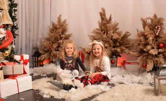 Коледна фотосесия на 3 декора, плюс обработени кадри и 2 снимки на хартия, от Фотостудио в Мола