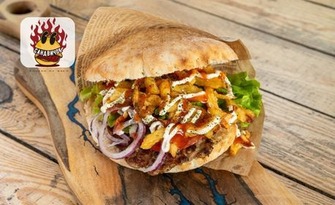 Вкусно хапване за двама: 2 сочни сандвича с плескавица или пилешко филе, плюс картофки и сосове или айрян, от Сандвичок