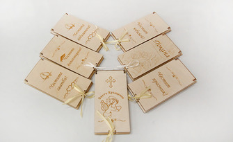 Акрилна картичка от плексиглас в елегантна гравирана дървена кутия, от Kris Design