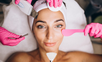 Озарена кожа и стегнат контур: Терапия за лице по избор, от Beauty Secrets