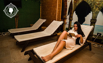 За пълноценен релакс: Уелнес пакет - масаж на гръб, терапия с червена светлина, плюс ползване SPA зона с предоставени халат и хавлия, от Wellness център Реджина Мария, Балчик